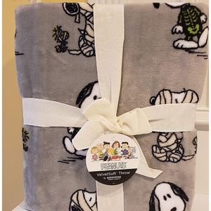 berkshire Bedding - Peanuts Velvetsoft Throw blanket berkshire Bedding - Peanuts Velvetsoft Throw blanket